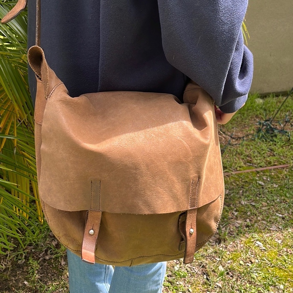 MO851 Natural Leather Crossbody/Messenger Bag-Unisex